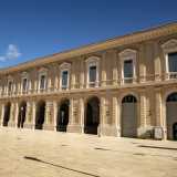 Dando le spalle al teatro superiamo il giardino della piccola piazza IV Novembre, crocevia tra Corso Cavour, il lungomare Imperatore Augusto e l�attigua piazza del Ferrarese. Quest�ultima, introdotta da edifici storici come l�ex Mercato del Pesce...